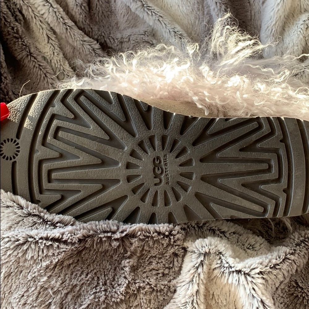 UGGS - Picture 4 of 4